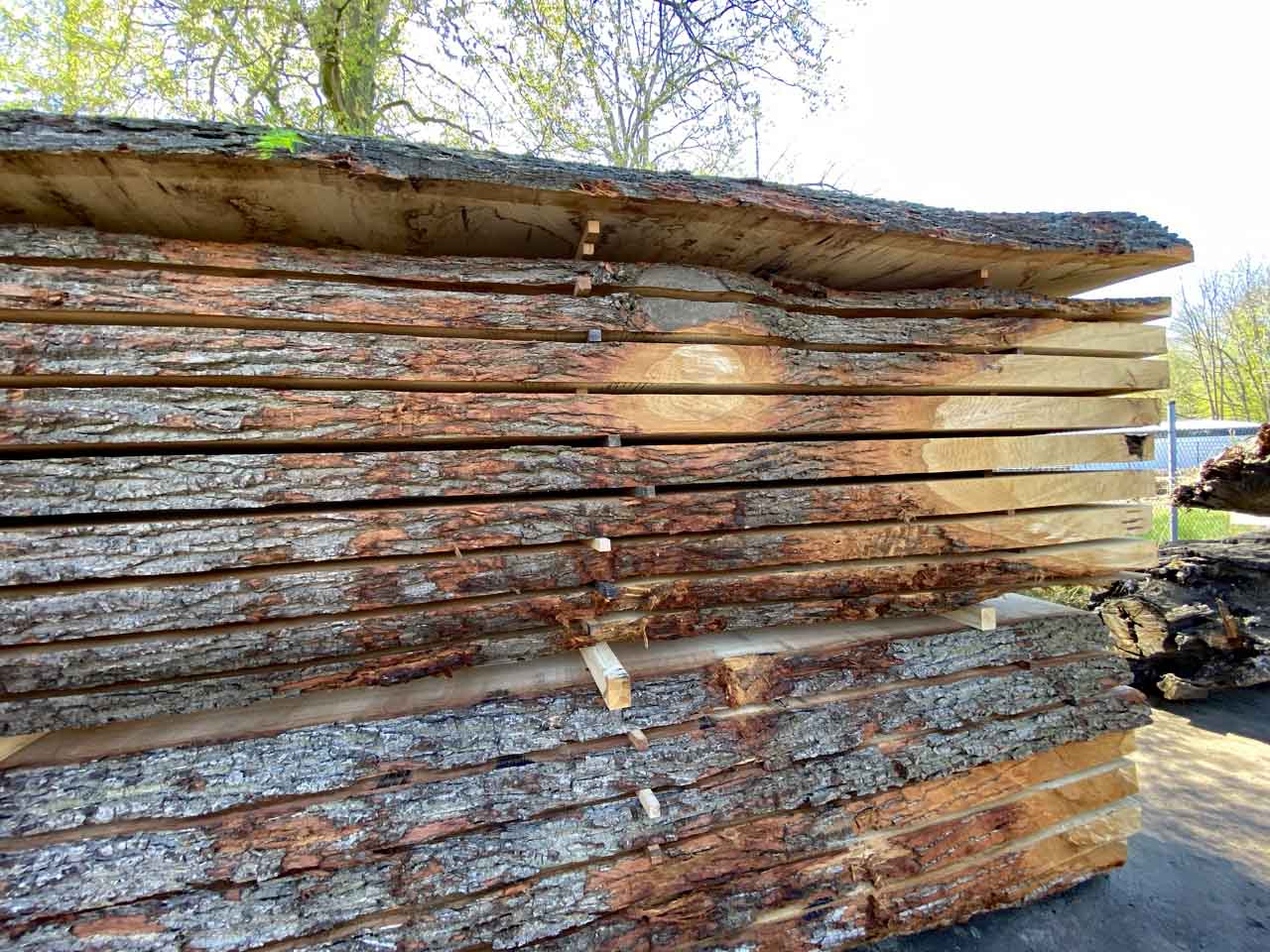 Gestapelte Massivholztischplatten im Holzwerk Stammstark