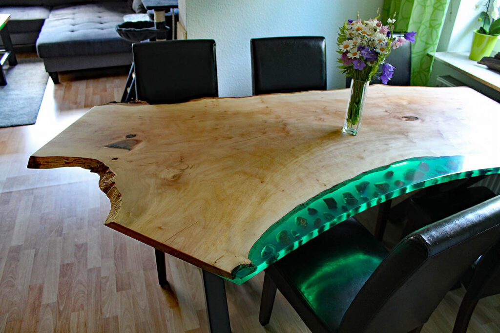 Baumkantentisch mit grünem Epoxid