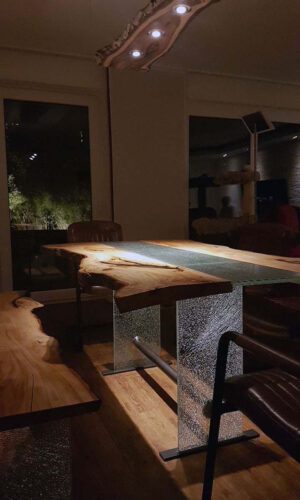 Esstisch von Stammstark aus Lindenholz mit einer Glaseinlage