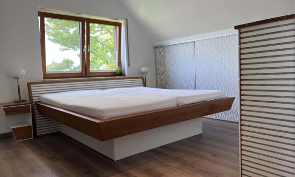 Schlafzimmer komplett Interior mit einem schwebenden Bett Eiche massiv und weiße Schränke