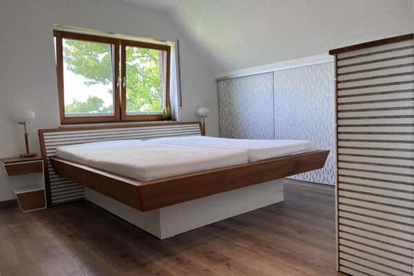Schlafzimmer komplett Interior mit einem schwebenden Bett Eiche massiv und weiße Schränke